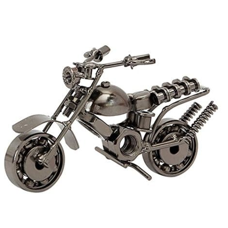 Modelo de moto vintage de hierro hecha a mano, ideal para decorar Ministerio del Interior y regalar en ocasiones especiales. (Silver can be omitted as it’s already implied in “de hierro”)