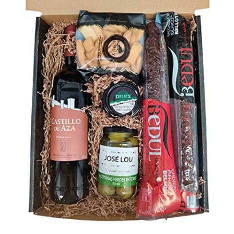 Caja gourmet con vino Castillo de Aza, embutidos ibéricos, aceitunas, queso y palitos Deliex. Ideal para regalar en ocasiones especiales.