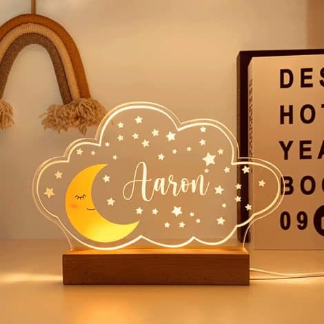 Lámpara personalizada de noche, con diseño de luna y estrellas, ideal para regalar en cumpleaños infantiles.