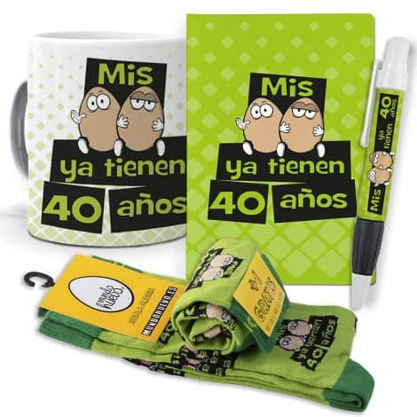 Set de regalo personalizado para hombre de 40 cumpleaños: “Mis huevos cumplen 40”. Incluye taza, libreta, bolígrafo y trío de calcetines.