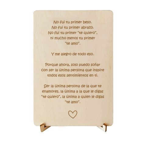 Tarjeta de Madera ‘No fuiste mi primer amor’, obsequio original unisex para aniversarios, 10×15 cm, incluye sobre y adhesivo.