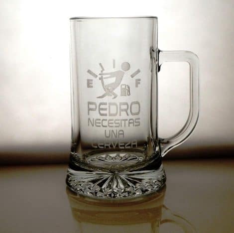 Jarra de cerveza Arte-Deco personalizada con diseño de nivel cerveza. Regalo original y divertido para sorprender a quien va dirigida.