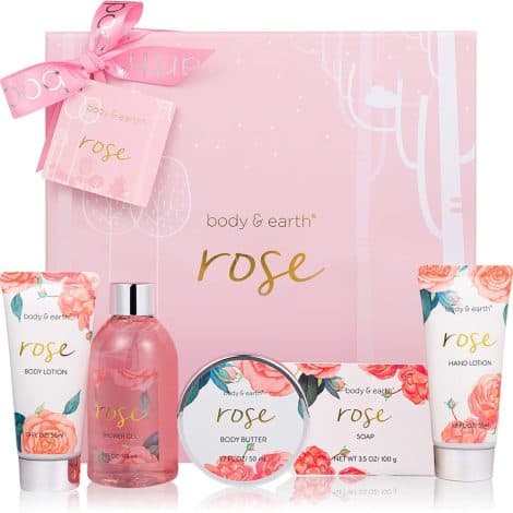 Conjunto de Baño para Mujer, Body & Earth Caja de Regalo de 5 Piezas con aroma a Rosas. Incluye Gel de Ducha, Manteca Corporal, Crema de Manos, Loción Corporal y Jabón. Ideal para un Spa en Casa.