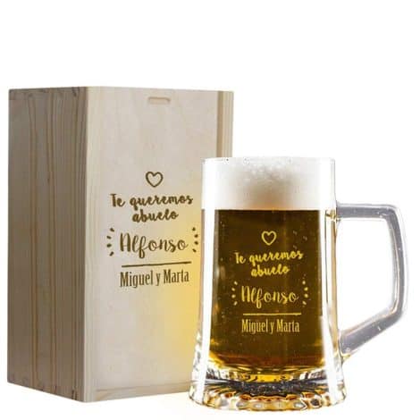 Jarras personalizadas de cerveza “te Queremos” con grabados en Caja de Madera. Ideal para regalar.