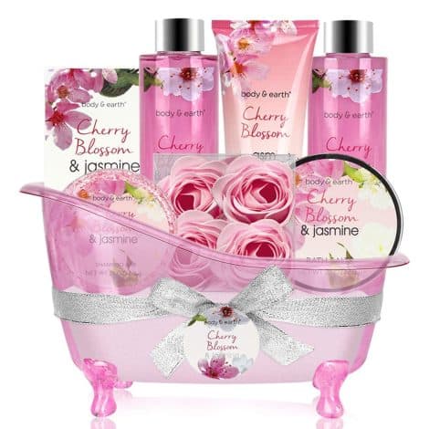 Cesta Regalo Mujer, Set de Baño Mujer Body & Earth con 8 Piezas y Fragancia a Flor de Cerezo y Jazmín. Ideal para regalar o relajarse en casa o en un festival.