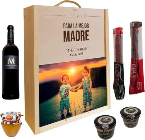 Deliex exquisiteces de Extremadura. Regalos personalizados con foto y texto a todo color, cesta gourmet con vino, ibéricos, patés y mermelada en caja de madera.