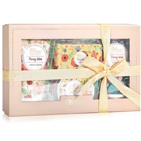 Set de 4 productos BODY & EARTH # LOVE con aroma a peonía: crema de manos, crema para pies, jabón y velas perfumadas. Ideal como regalo de cumpleaños para mujeres.