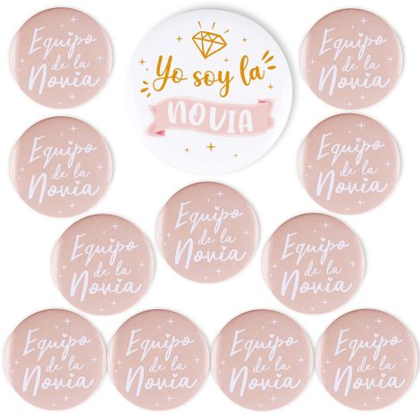 Juego de chapas para despedida de soltera con 1 chapita de 7,5 cm para la novia y 11 chapitas de 5,8 cm para el equipo de la novia. Ideal como regalo de recuerdo para la fiesta de despedida de soltera, boda o para las damas de honor, amigas, familia e invitados.