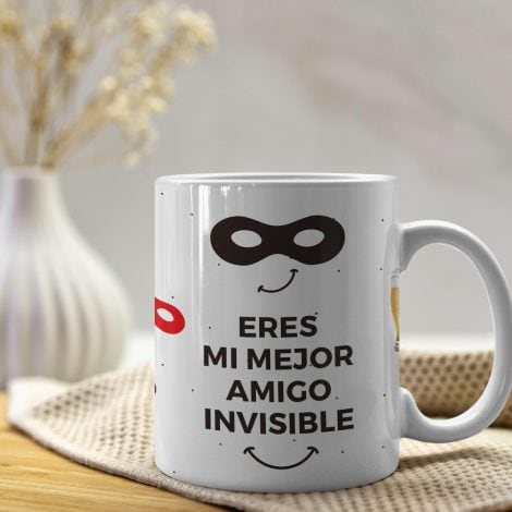 Taza “Amigo Invisible” de HappyMots | Cerámica de calidad | Ideal para desayunos | Apto para microondas y lavavajillas | Divertido regalo.