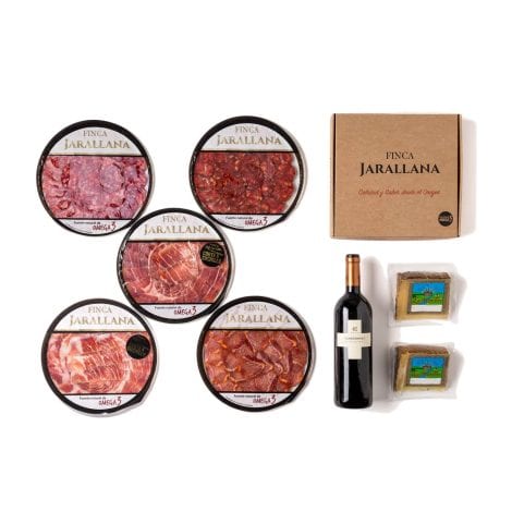 Pack de embutidos ibéricos loncheados de Finca Jarallana, incluye 5 platos de 100 g y una botella de vino tinto.