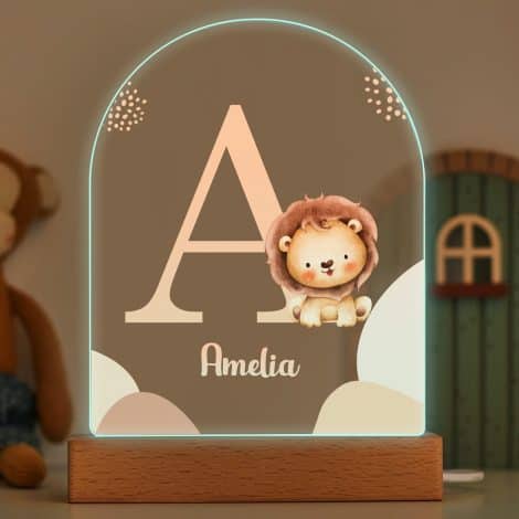 Lámpara Infantil Personalizada con Letra Inicial Transparente, Regalo Original para Niños, Nacimientos, Bebé con León en Metacrilato y Madera.