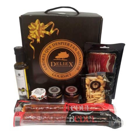 Cesta gourmet con productos de Extremadura como aceite La Chinata, jamón, ibéricos, patés, picos … Regalos originales para hombres y mujeres. (Cesta sin queso)