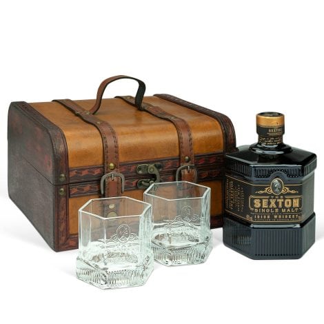 Whisky irlandés ‘The Sexton’ Single Malt Whisky (0,7 l) con 2 vasos originales de whisky ‘The Sexton’ en caja de madera de estilo antiguo
“Whisky irlandés ‘The Sexton’ Single Malt (0,7 l) con 2 vasos ‘The Sexton’ en caja de estilo antiguo”