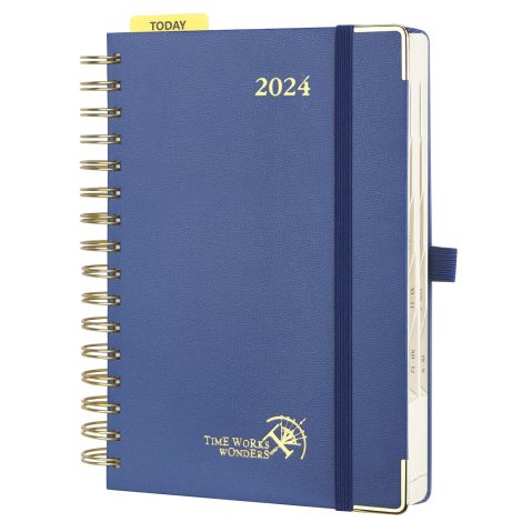 Agenda POPRUN 2024 de un día por página, tamaño 21,5 x 14,9 cm, planificador anual vista diaria A5 con esquinas metálicas azul marino. Papel FSC® certificado.