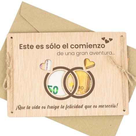 Tarjeta de regalo original para bodas, con formas de madera y un fondo de luna de miel.