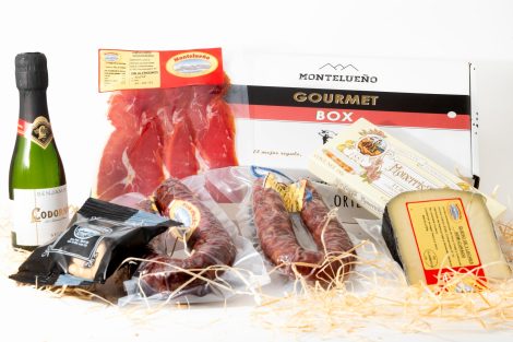 Cesta de Navidad Montelueño: Delicioso surtido de embutidos naturales, jamón, queso, turrón, cava y picos. Ideal para regalar a empresas, familiares o amigos.