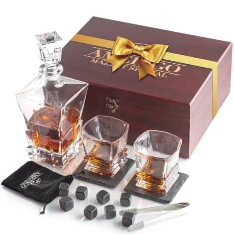 Set de regalo de piedras de whisky de lujo AMERIGO, decantador + 2 vasos + 8 cubitos de hielo reutilizables + 2 posavasos de pizarra. Ideal como regalo para hombres amantes del whisky.