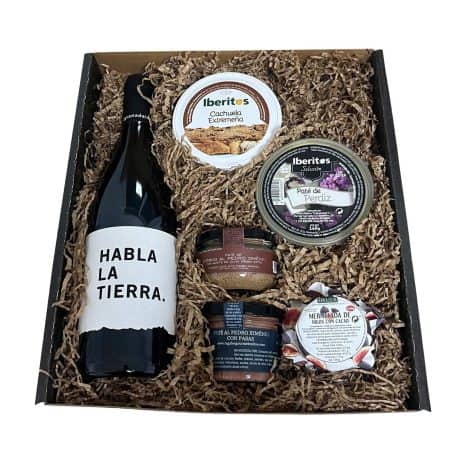 Cesta de Navidad con vino Habla de la Tierra, salchichón de Extremadura, paté de perdiz y ciervo al Pedro Ximénez, y mermelada de higos con cacao.