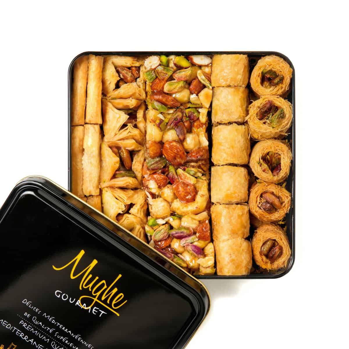 Mughe Gourmet - Caja de regalo de postres de baklava de lujo - Dulces frescos de pistacho turco Baklawa - 750g - 52pz de doble capa - Regalos de pasteles para hombres y mujeres, Navidad, cumpleaños