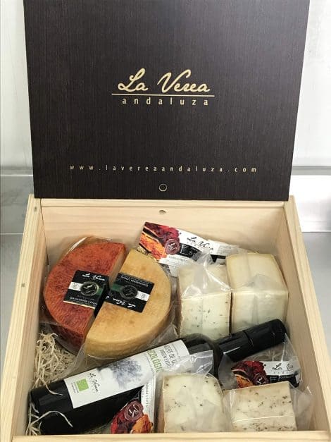 Caja de regalo de productos gourmet (PACK F-G) -GRANDE- con 2 quesos artesanos (Aceite y Pimentón), 4 quesos variados con especias y una botella de AOVE.