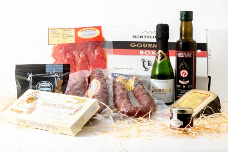 Cesta gourmet Montelueño con embutidos naturales, queso, turrón, cava, aceite O.V.E, mermelada y picos. ¡Regalo perfecto para empresas y familiares!