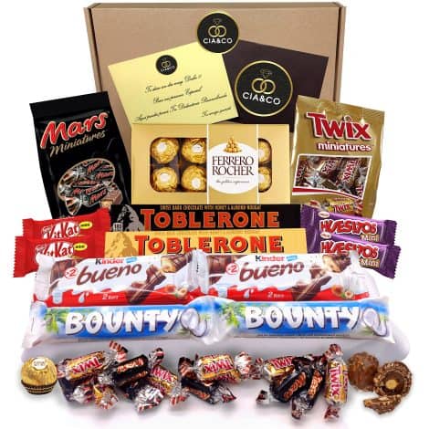 Paquete regalo con variedad de chocolatinas y bombones Ferrero Rocher, Toblerone, Kinder Bueno, Bounty Coco, Mars, Twix, Kit Kat y Huesitos. Para personas que buscan calidad.