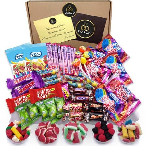 Paquete de regalo con más de 45 tipos de dulces, sin gluten, con tarjeta personalizada y diversas golosinas, como Regalices, Caramelos, Kit Kat, Mars, Huesitos, Twix y más.